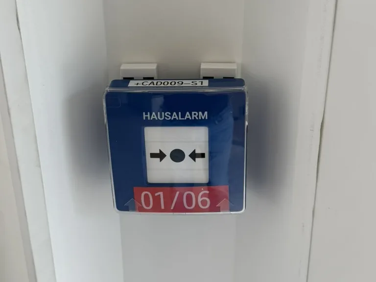 Handmelder mit Hausalarm-Kennzeichnung, sauber montiert