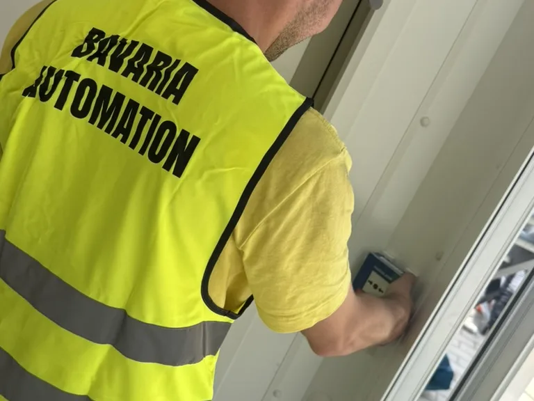 Montage eines Handmelders – ganz ohne Kabelweg und Stemmarbeiten