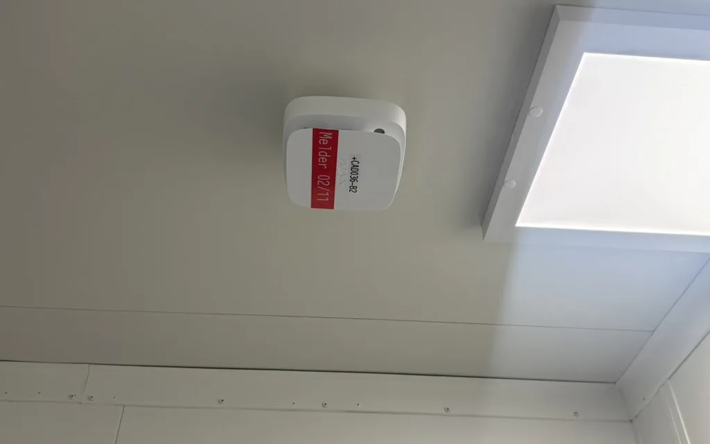 Funkvernetzte Brandwarnanlage im Modulbau – Sicherheit ohne Bohren