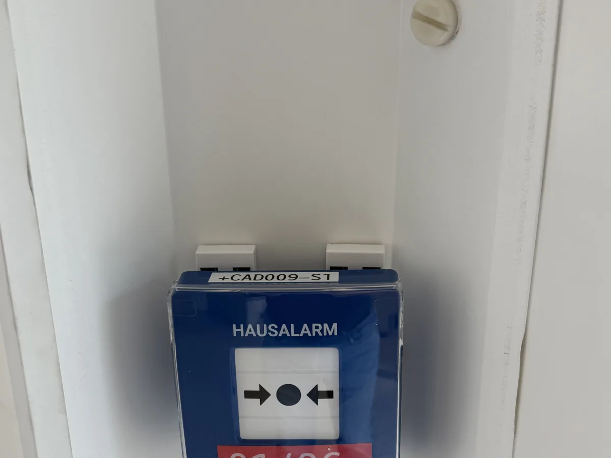 Hausalarm-Handmelder neben der Tür