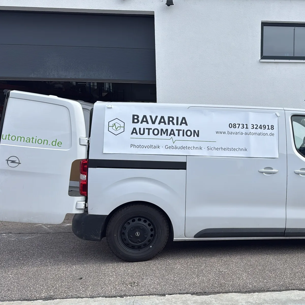 Gebrandeter Bavaria-Automation-Firmenwagen vor der Werkstatt in Loiching