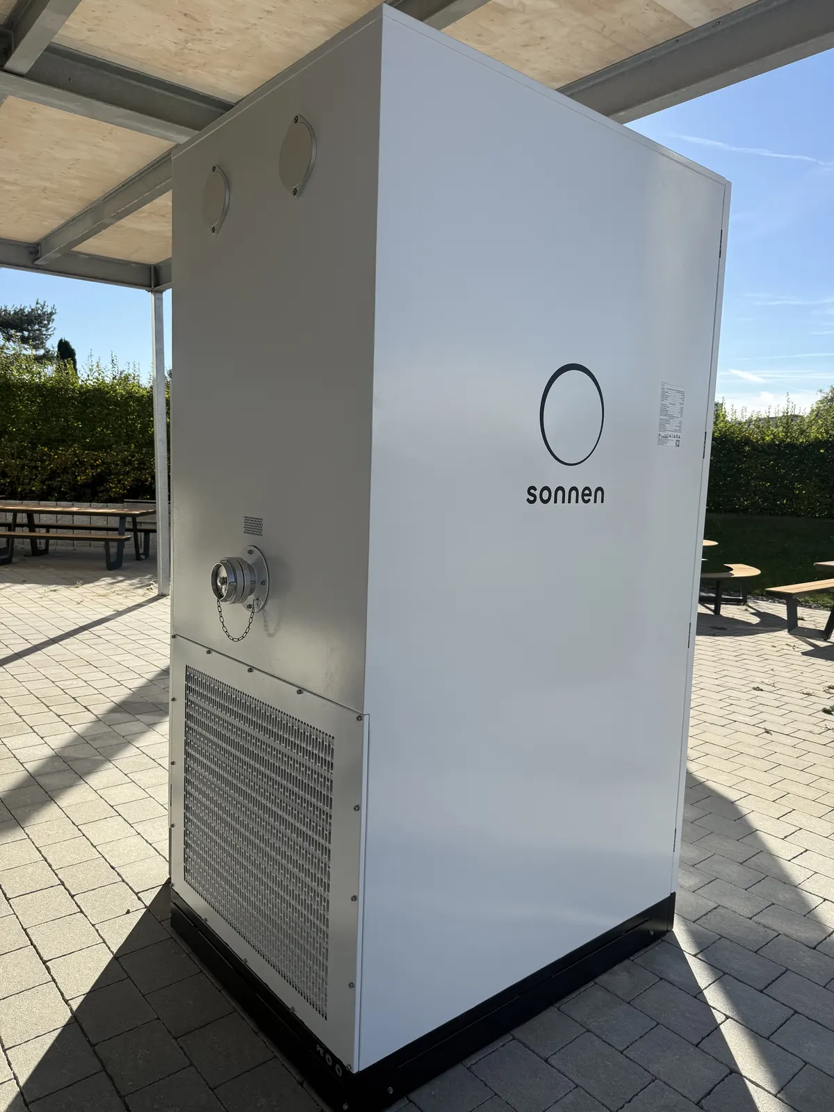 sonnen-Gewerbespeicher im Freien aufgestellt