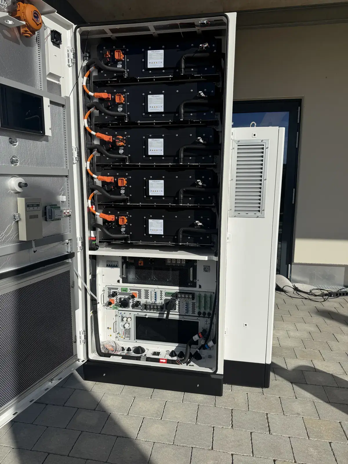 Geöffneter sonnen-Gewerbespeicher mit gestapelten Batteriemodulen