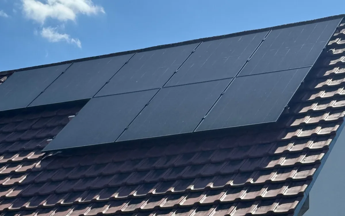 Schwarze Photovoltaik-Module auf einem Ziegeldach