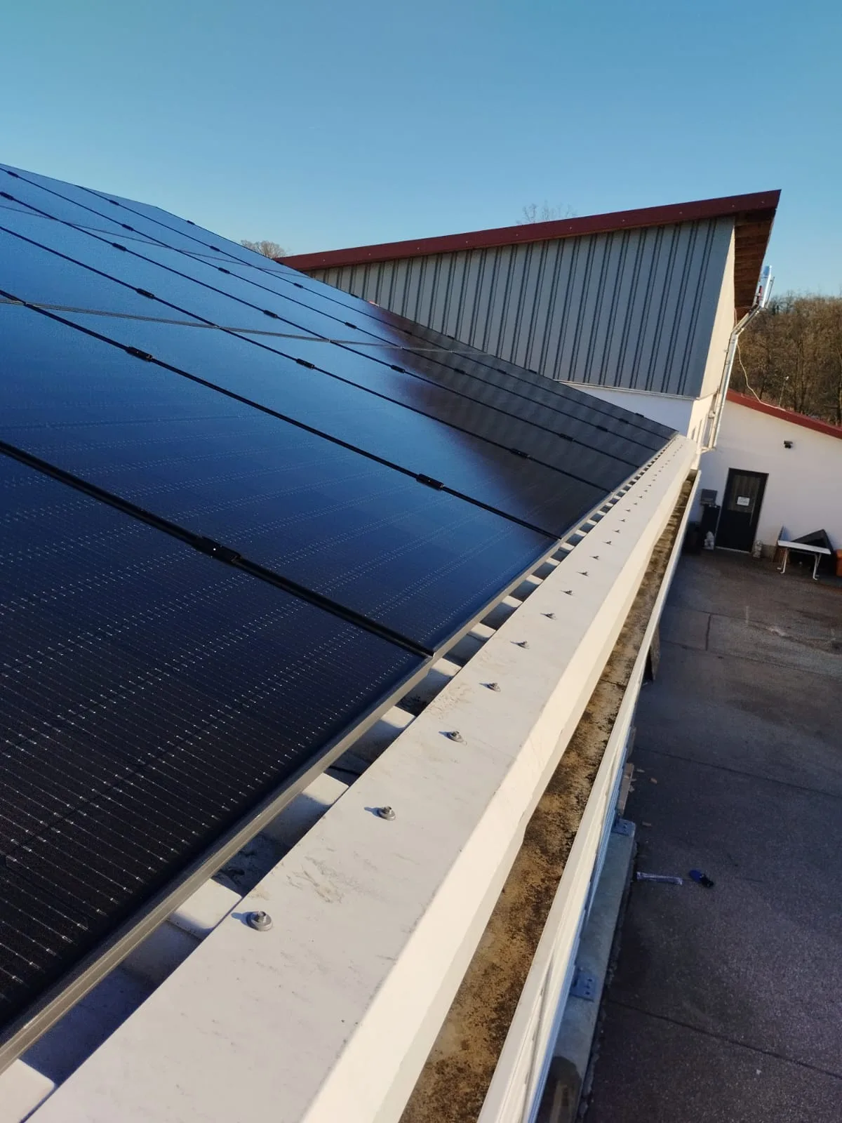 Photovoltaikanlage auf einem Gewerbedach bei blauem Himmel