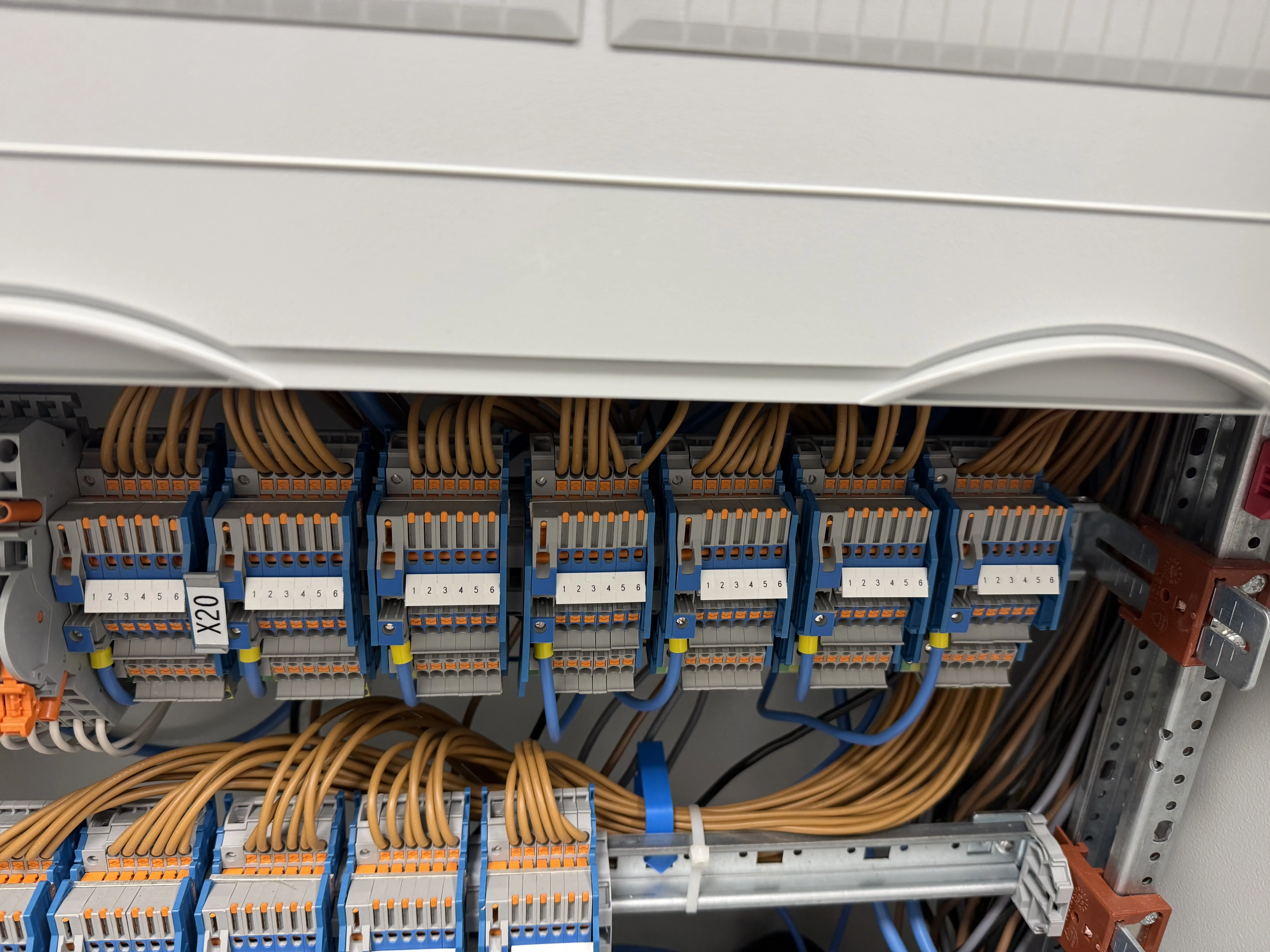 Sauber verdrahteter Schaltschrank von Bavaria Automation