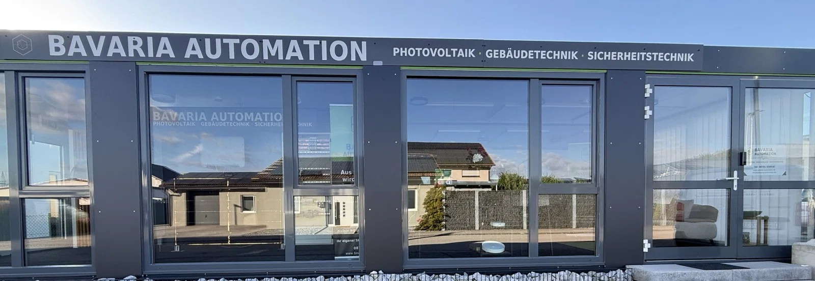 Front des Showrooms von Bavaria Automation mit Firmenschriftzug und Schaufensterfront
