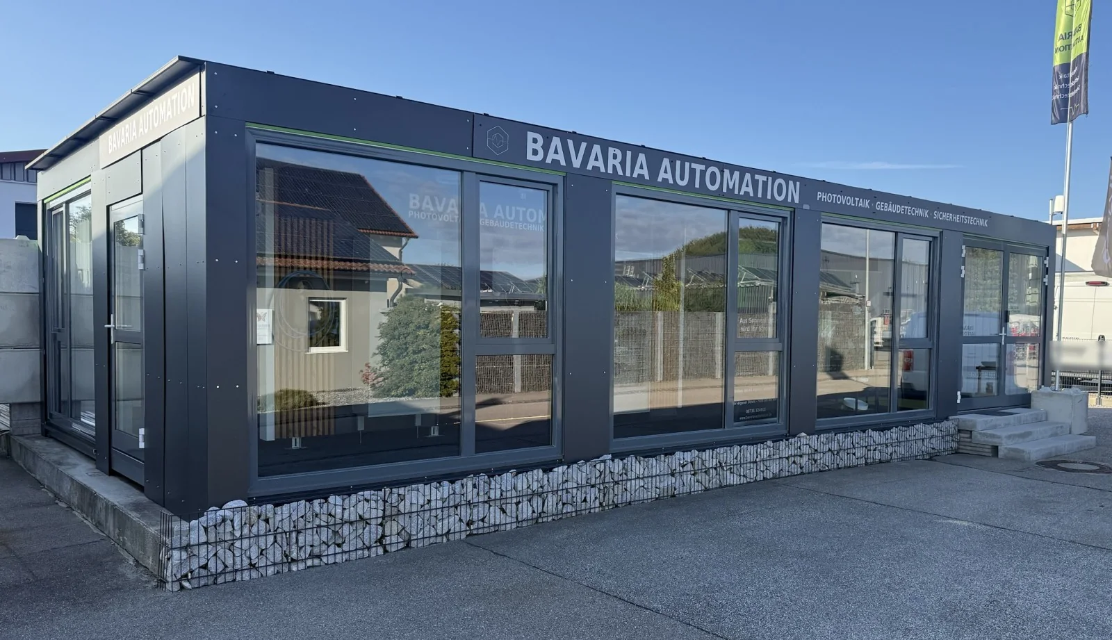 Showroom von Bavaria Automation im Gewerbering 16 in Loiching, Außenansicht