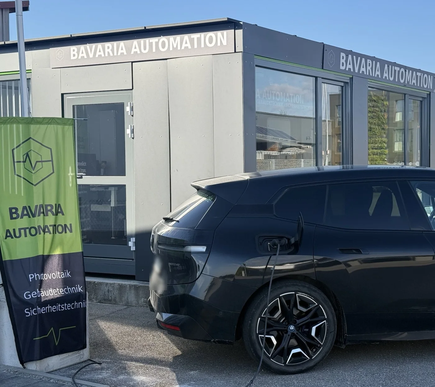 Ladekabel am Elektroauto vor dem Showroom von Bavaria Automation
