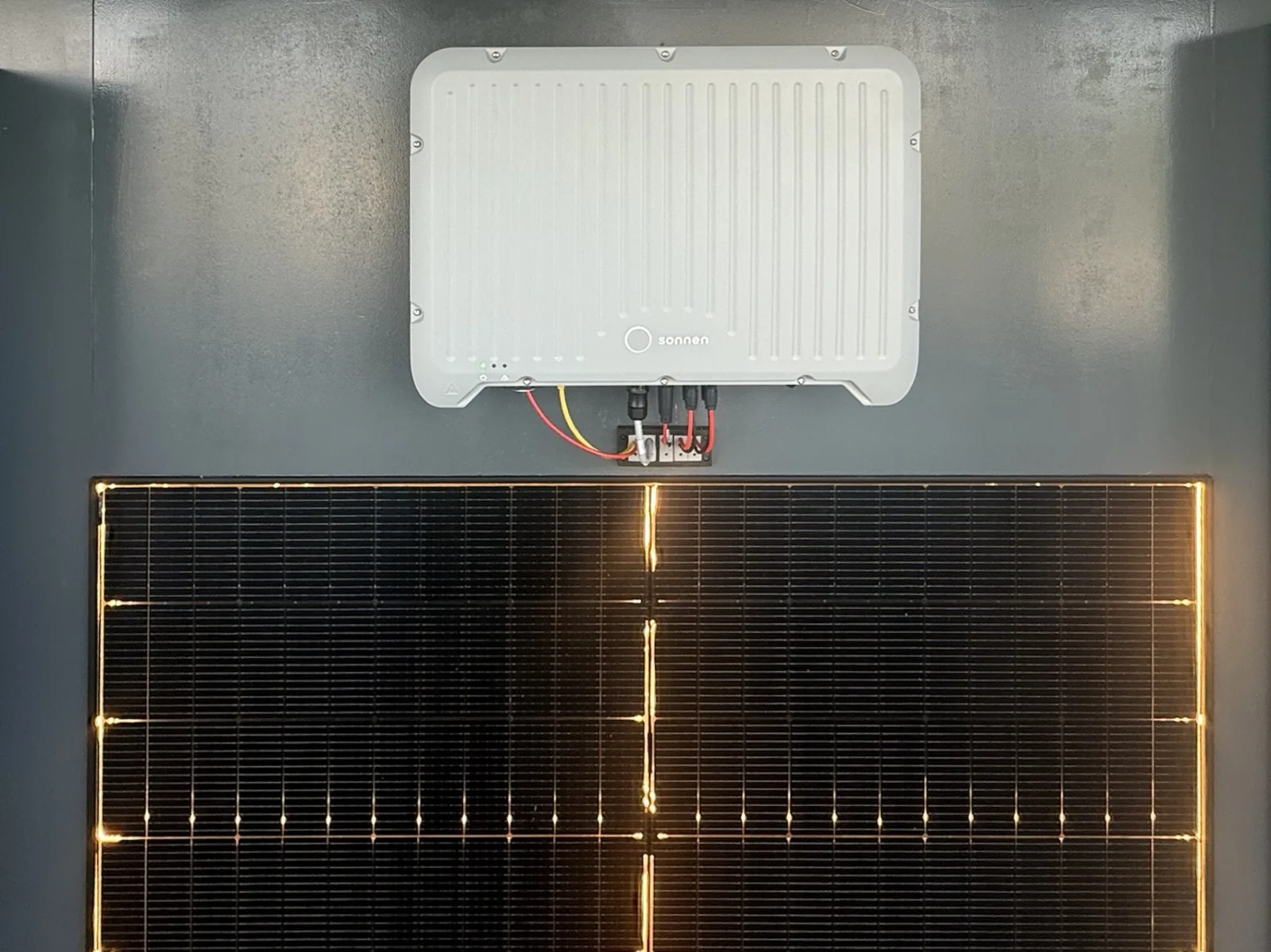 sonnen Wechselrichter mit angeschlossenem Solarmodul im Showroom
