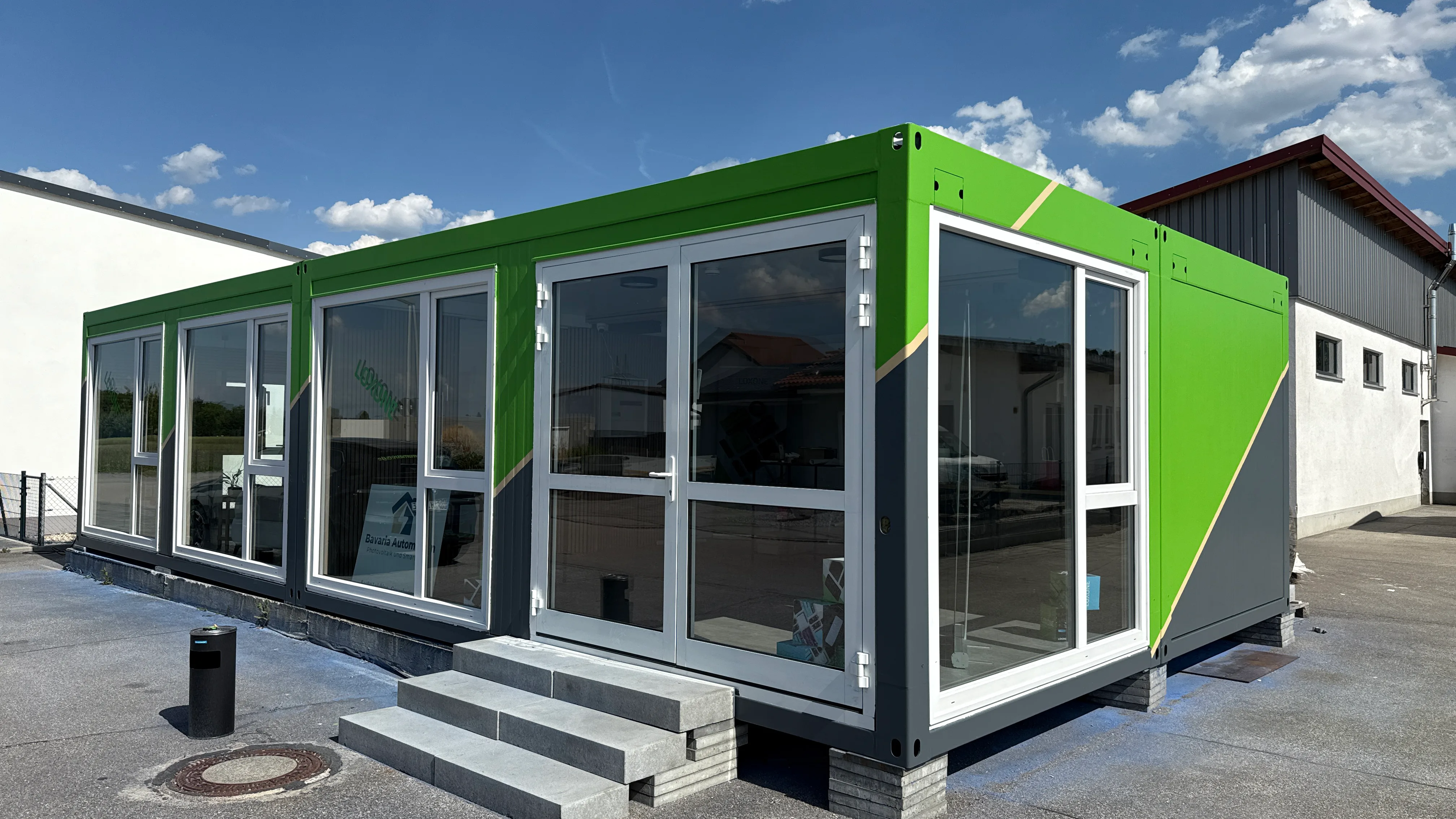 Showroom von Bavaria Automation bei blauem Himmel