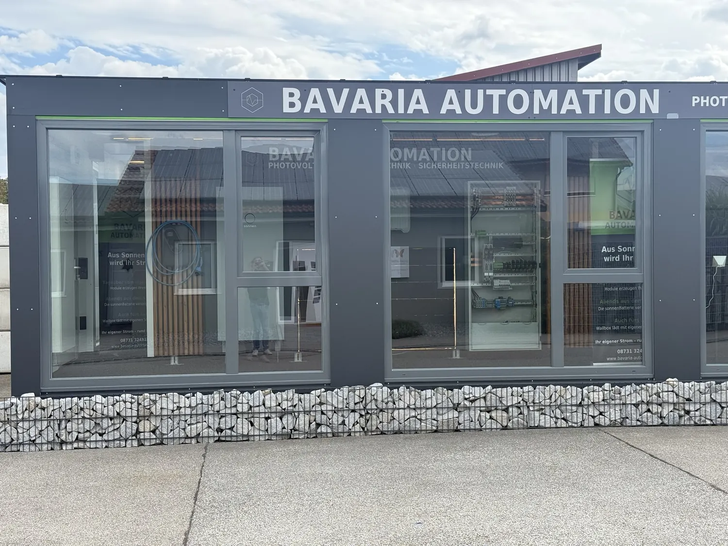 Showroom-Front mit Schriftzug Photovoltaik · Gebäudetechnik · Sicherheitstechnik und Meisterschaltschrank hinter der Scheibe