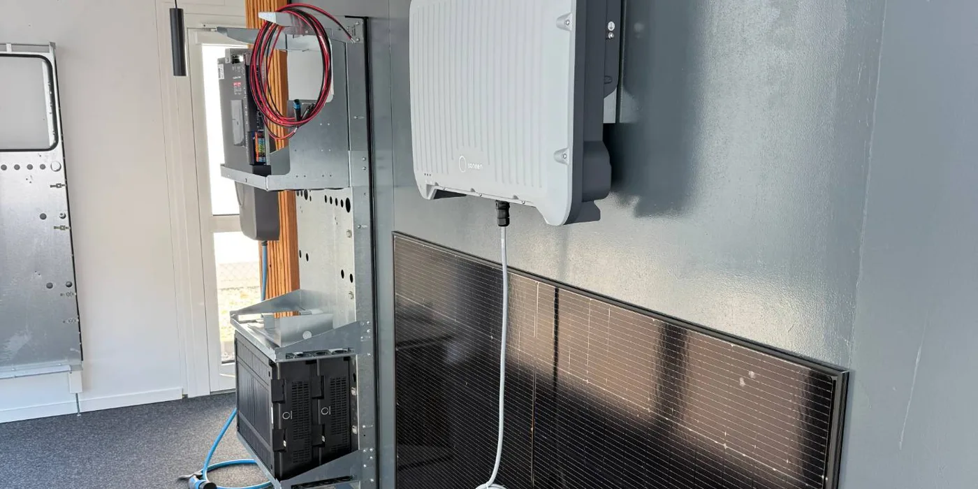 Wechselrichter und Stromspeicher im Showroom in Loiching