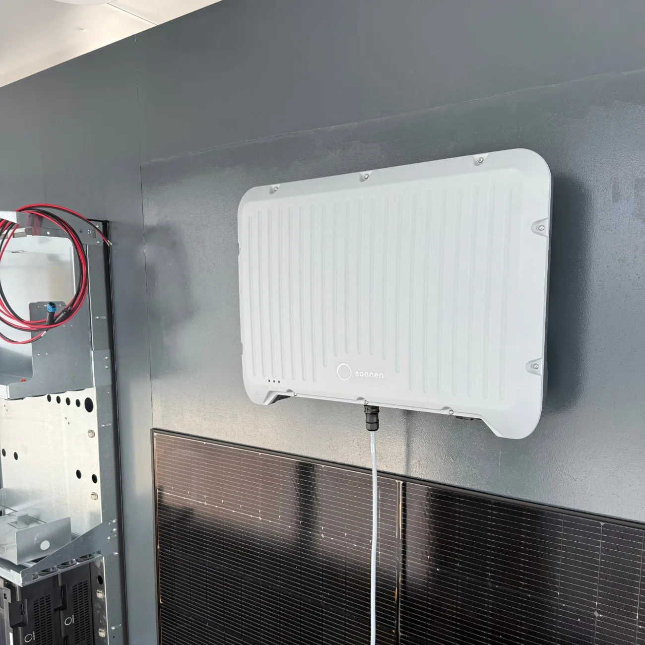 Wechselrichter und Solarmodule im Showroom