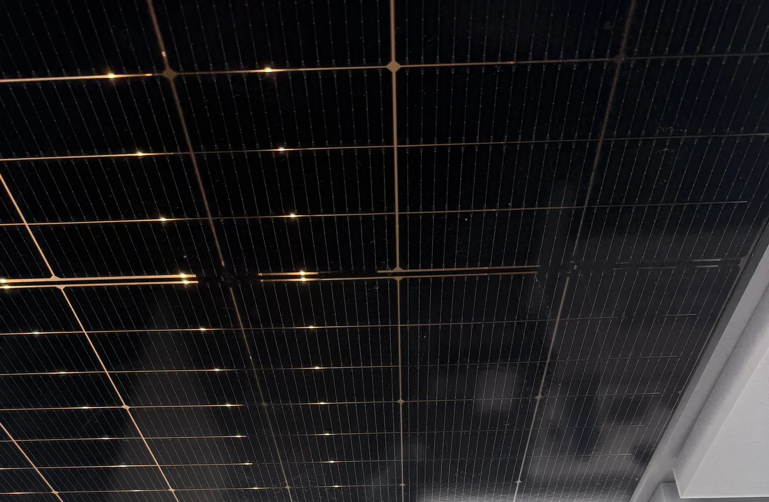 Beleuchtete Photovoltaik-Module als Decken-Blickfang im Showroom