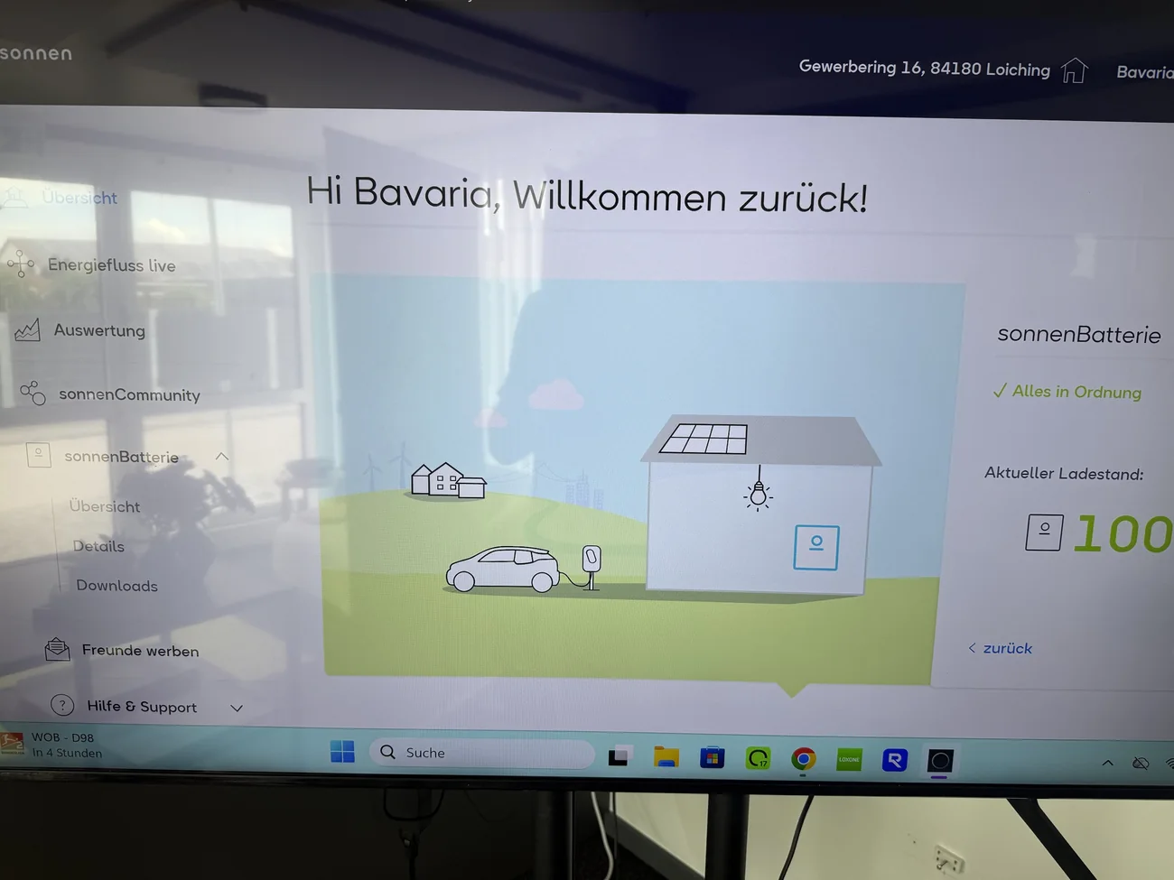 Live-Portal der sonnenBatterie im Showroom: Ladestand 100 Prozent, Standort Loiching