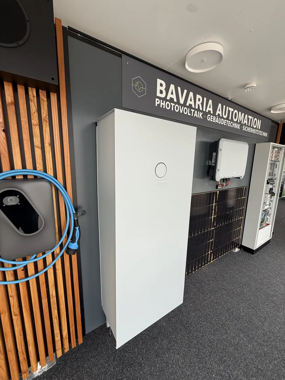 Sonnenwand im Showroom: sonnenBatterie, Wallbox, Wechselrichter und Solarmodul