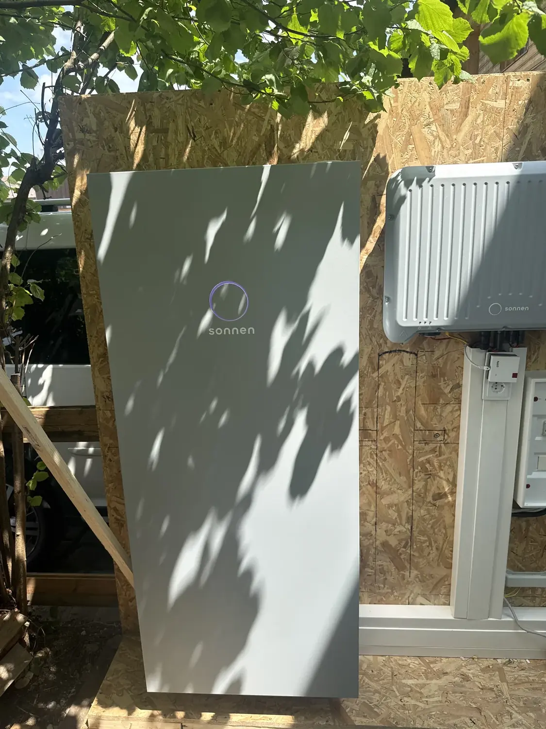 sonnen Hybrid-Speicher mit Ersatzstrom-Funktion an der Wand